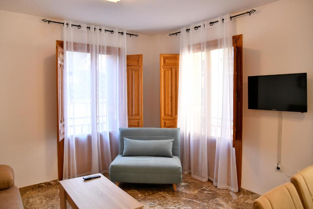 Salón luminoso con balcones del Apartamento con balcón B de Alhambra Mesones