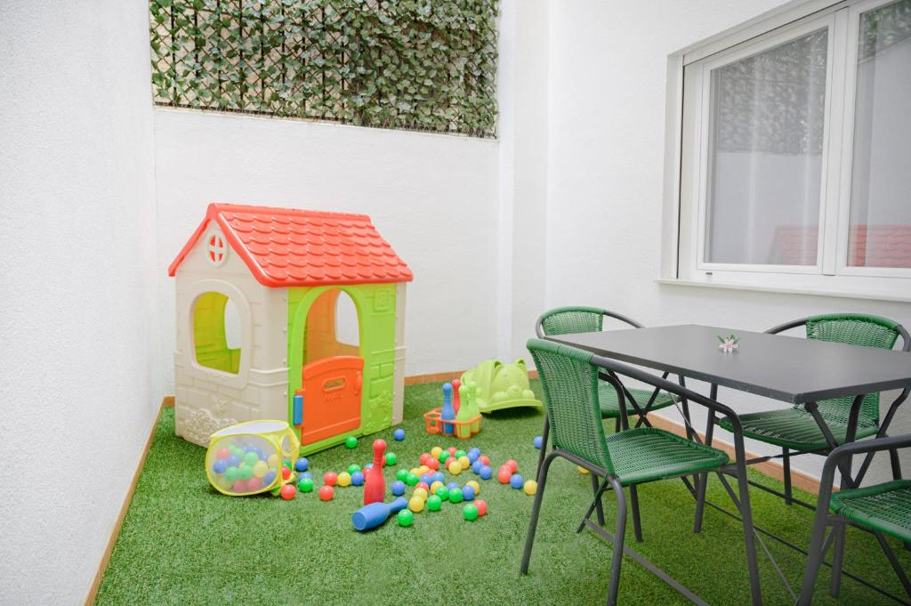 Patio privado con comedor y zona infantil del Apartamento Superior
