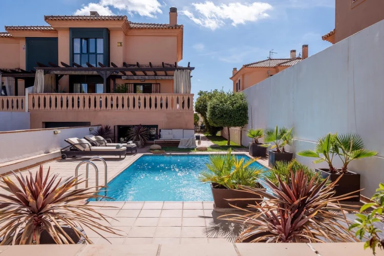 Fachada, jardín y piscina de Casa Cortijo del Aire