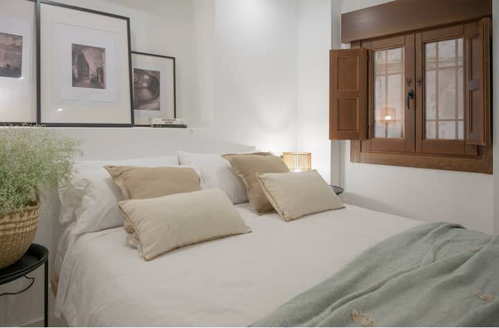 Dormitorio de Generalife con cama de matrimonio y ventana exterior