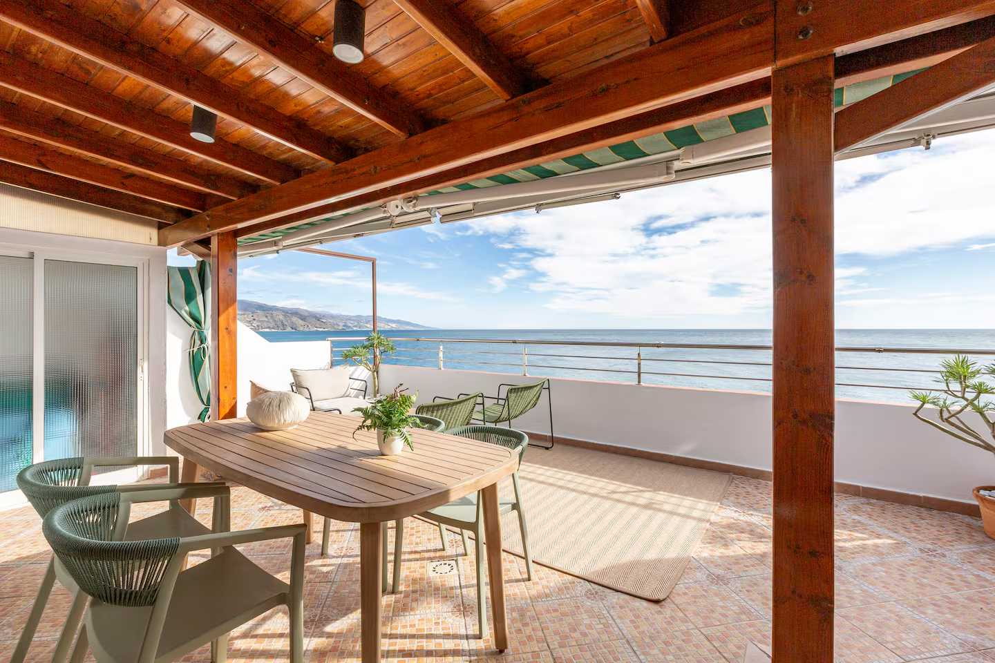 Terraza cubierta de Miramar con comedor y vistas al mar