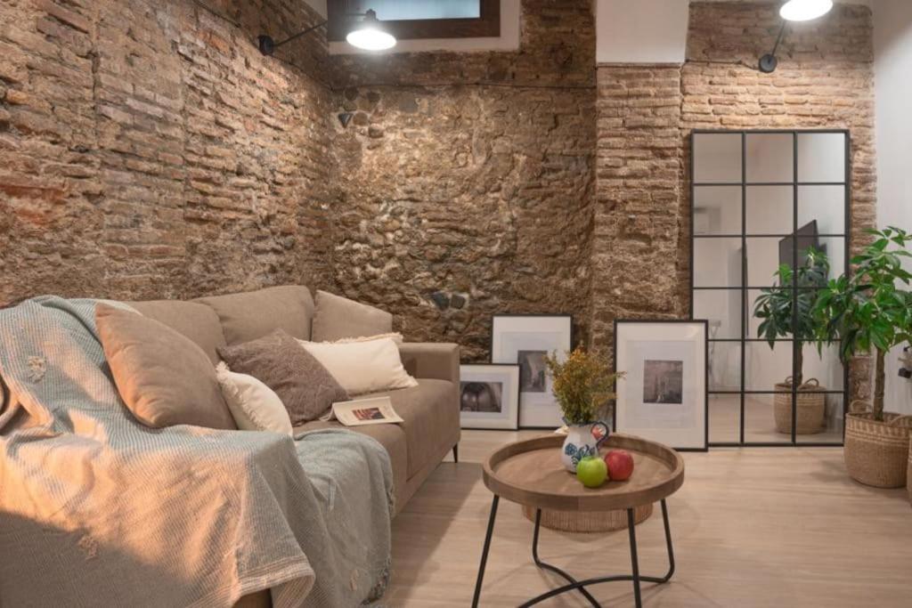 Salón de Muralla Zirí integrado junto a la muralla histórica