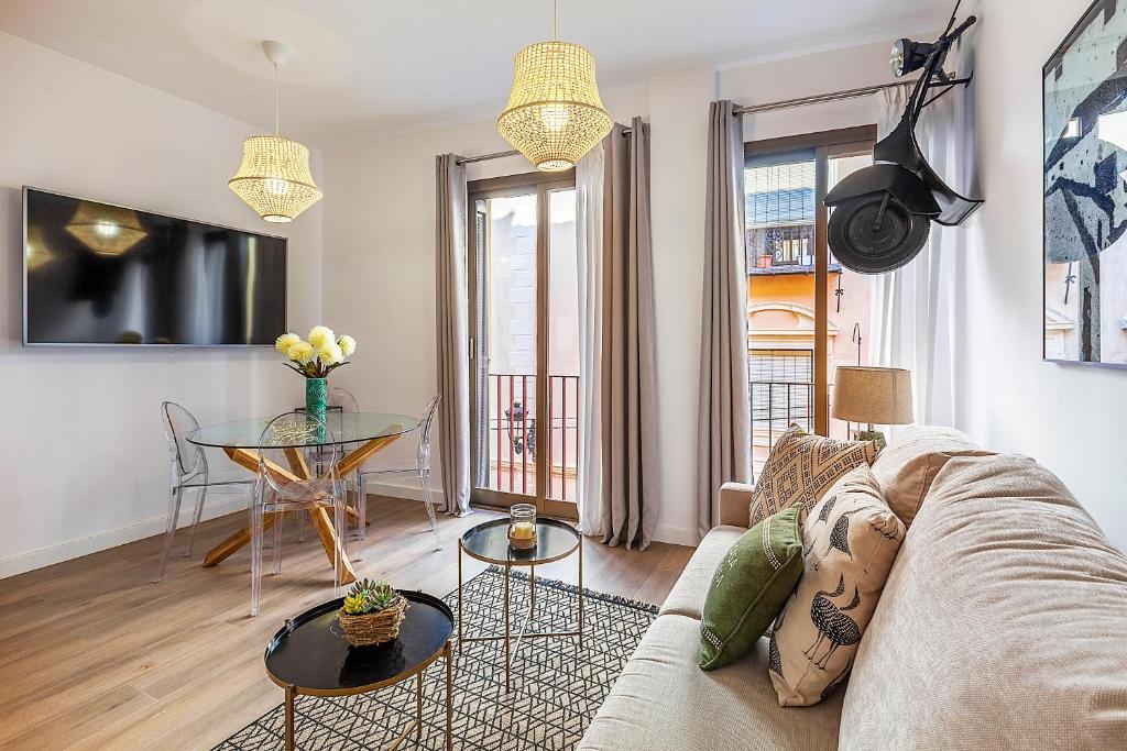 Salón comedor luminoso con balcones en Puentezuelas 49