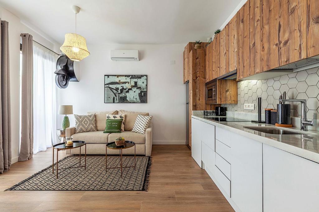 Salón con cocina abierta de madera en Puentezuelas 49