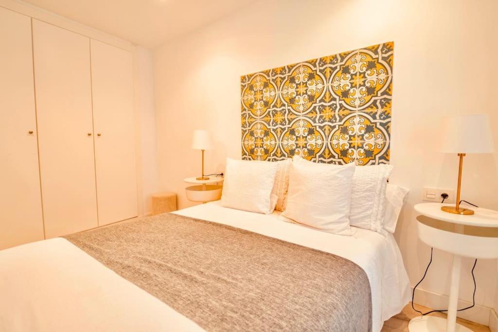 Dormitorio principal con cama doble y armario en Torre de la Vela 1
