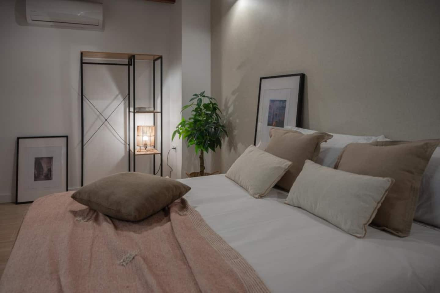 Dormitorio de Torre de la Vela con cama de matrimonio y aire acondicionado