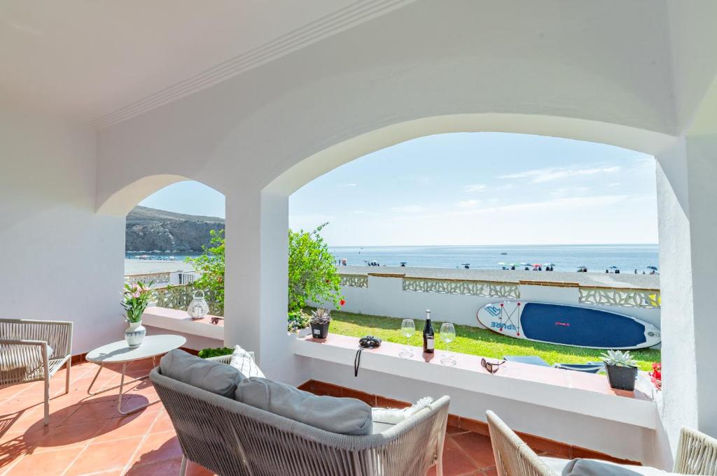 Terraza cubierta de Villa Girasol con vistas al mar