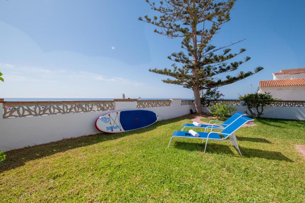 Jardín de Villa Girasol con tumbonas y vistas al mar