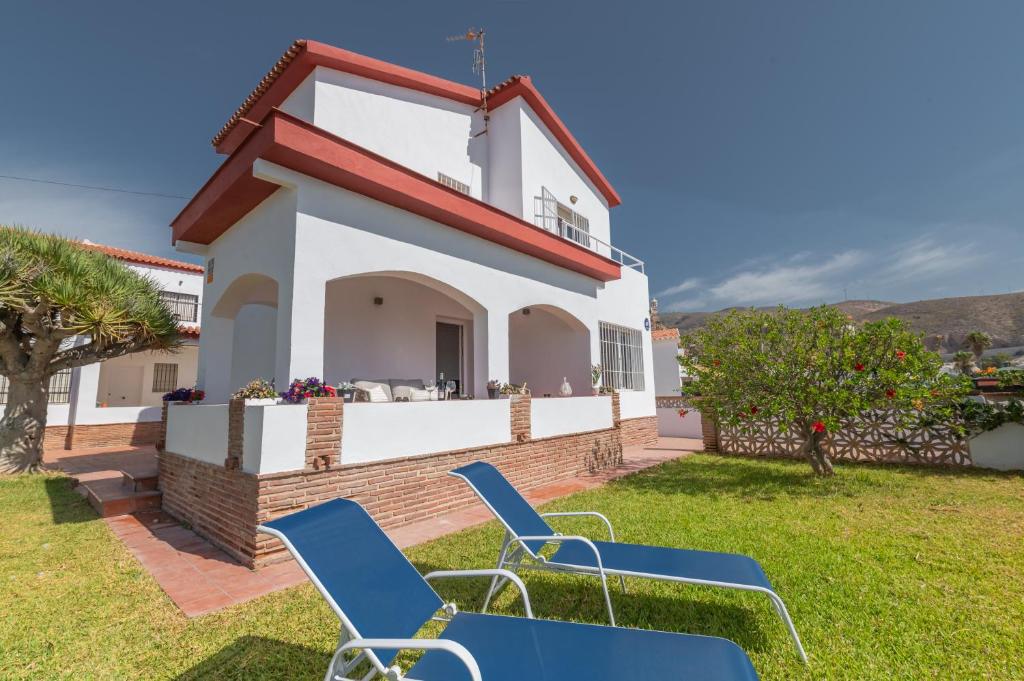 Fachada principal y jardín de Villa Girasol