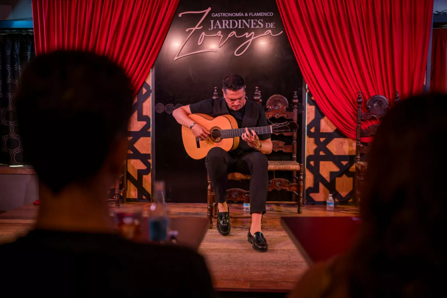 Guitarrista flamenco tocando en el escenario
