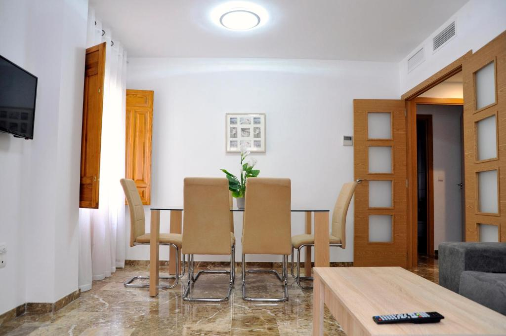 Vista frontal del comedor del Apartamento con balcón A