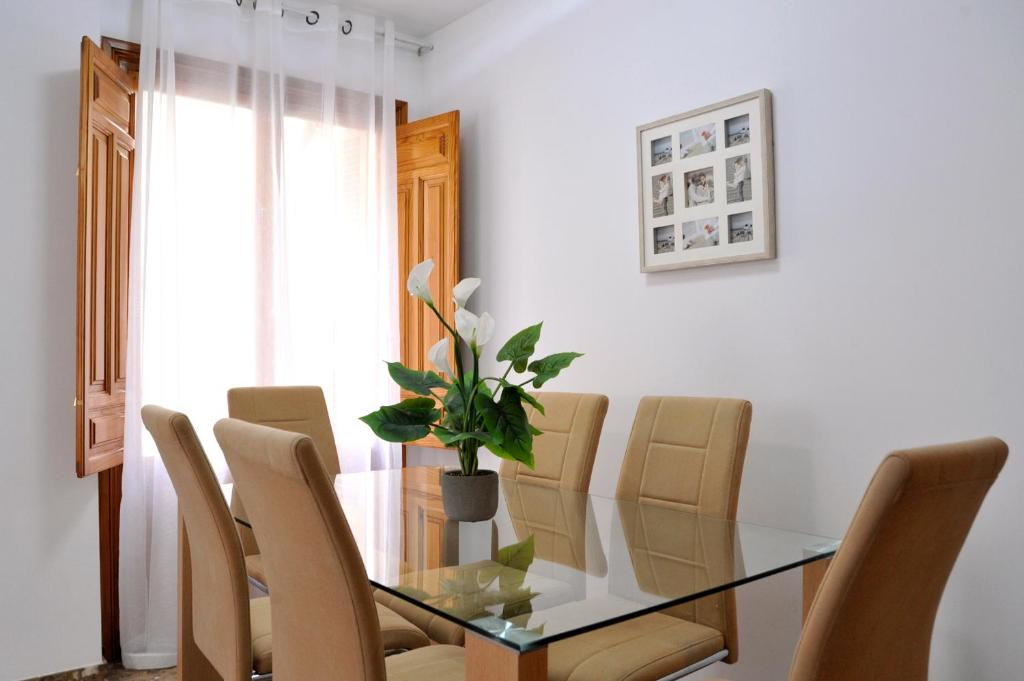 Comedor junto al balcón del Apartamento con balcón B
