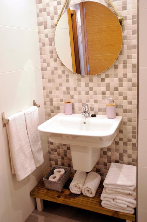 Lavabo con espejo y toallas del Apartamento Superior de Alhambra Mesones
