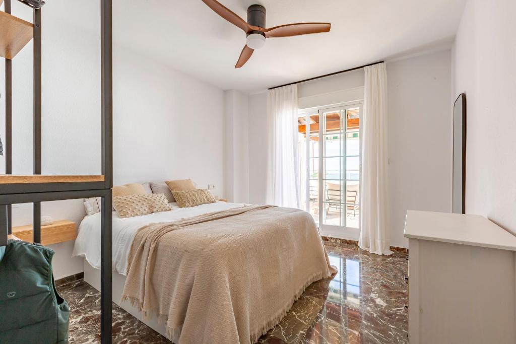 Dormitorio principal de Miramar con acceso a la terraza