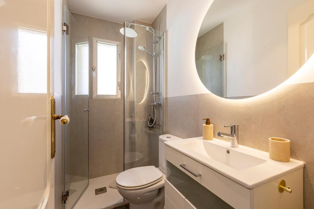 Baño de Miramar con ducha y espejo iluminado