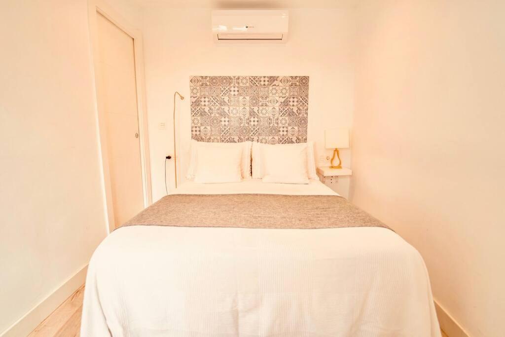 Dormitorio principal con cama doble y aire acondicionado de Torre de la Vela 2
