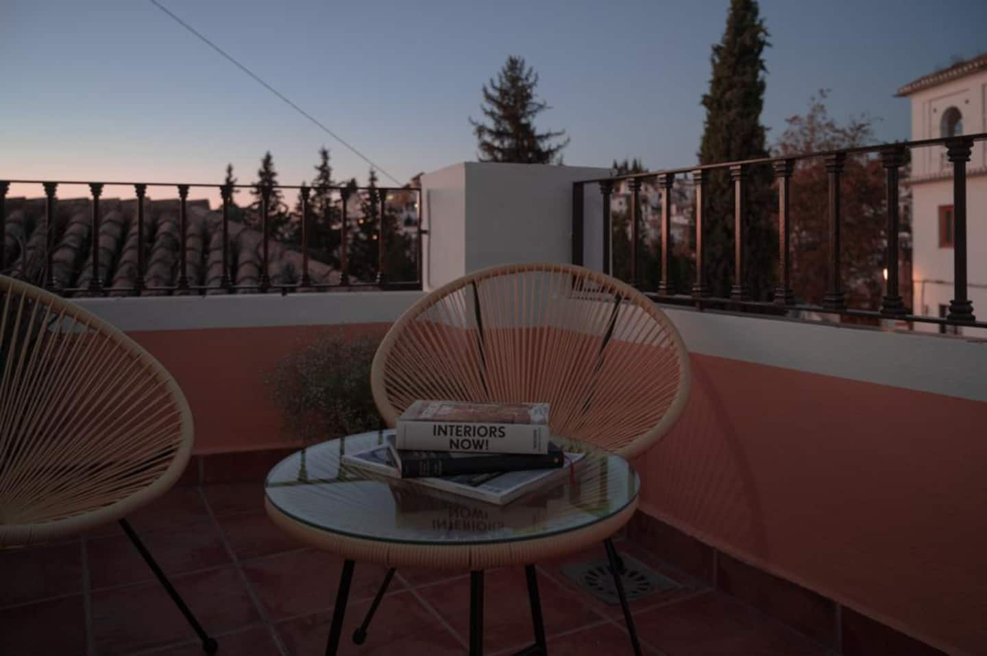 Terraza privada de Torre de la Vela con sillones y mesa auxiliar